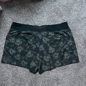 NWOT Plus Size Athleta Trekkie North Printed Stretch Shorts,  Olive, Size 26W